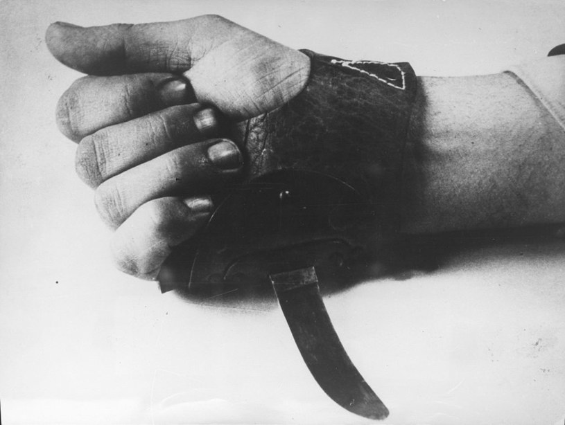 "Srbosjek" - przytwierdzony do dłoni na skórzanym pasku nóż, mający ułatwić seryjne morderstwa /Wikimedia Commons /domena publiczna