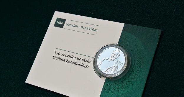 Srebrna moneta okolicznościowa o nominale 10 zł /PAP