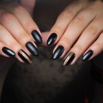 Srebrne, burgundowe i purpurowe paznokcie to najmodniejsze wybory tej zimy