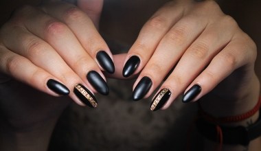 Srebrne, burgundowe i purpurowe paznokcie to najmodniejsze wybory tej zimy