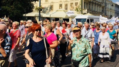 Srebrne chusty i kwiaty we włosach. Parada Seniorów w Łodzi