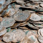 Srebrne monety znalezione na budowie