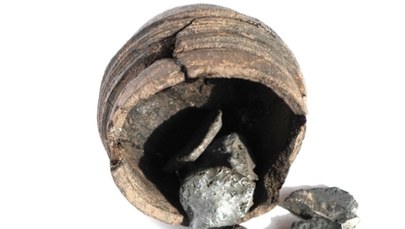 ​Srebrne placki w Świętokrzyskiem. Archeolodzy odkryli "skarb odlewnika"