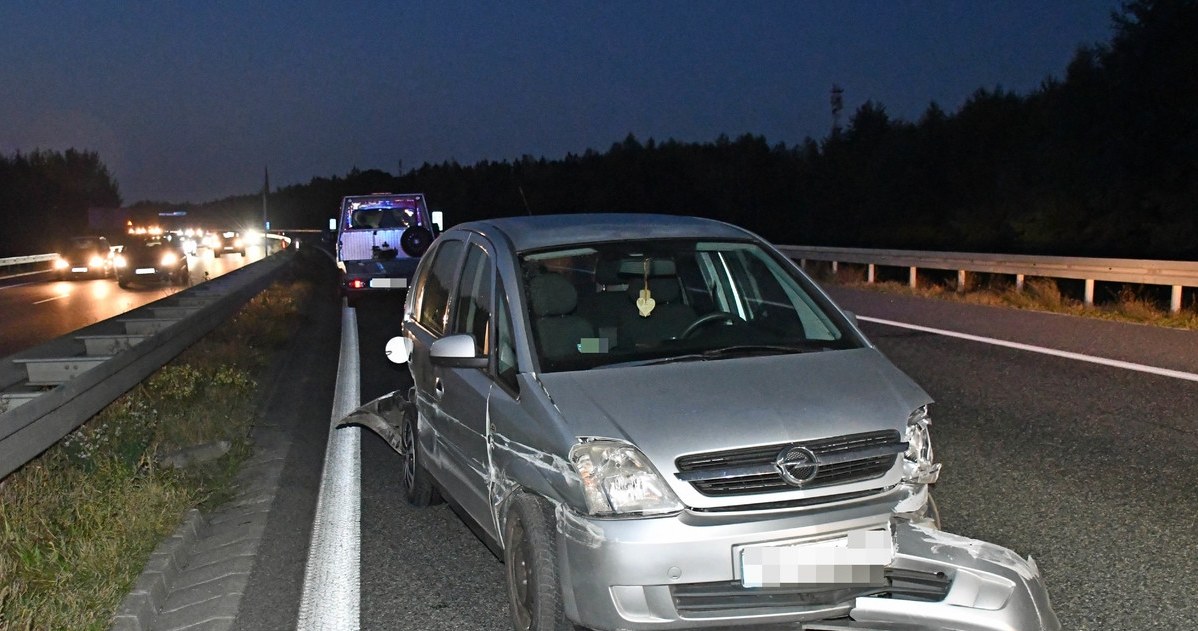 Srebrnym Oplem kierowała 28-latka. Nikt nie odniósł poważnych obrażeń. /Mazowiecka Policja