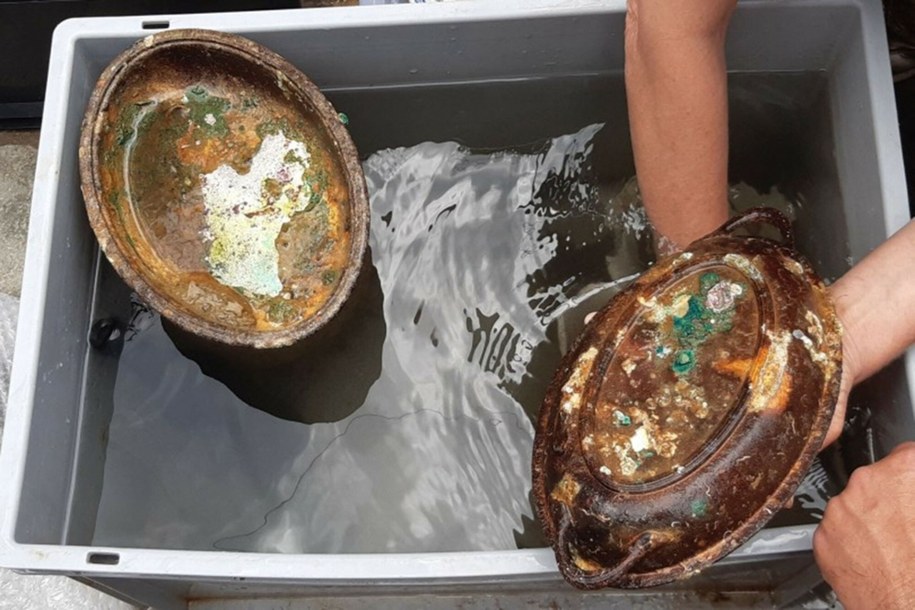 Srebrzone tace z pierwszej klasy wydobyte z wraku Britannica /Photo by Greek Culture Ministry / AFP /East News