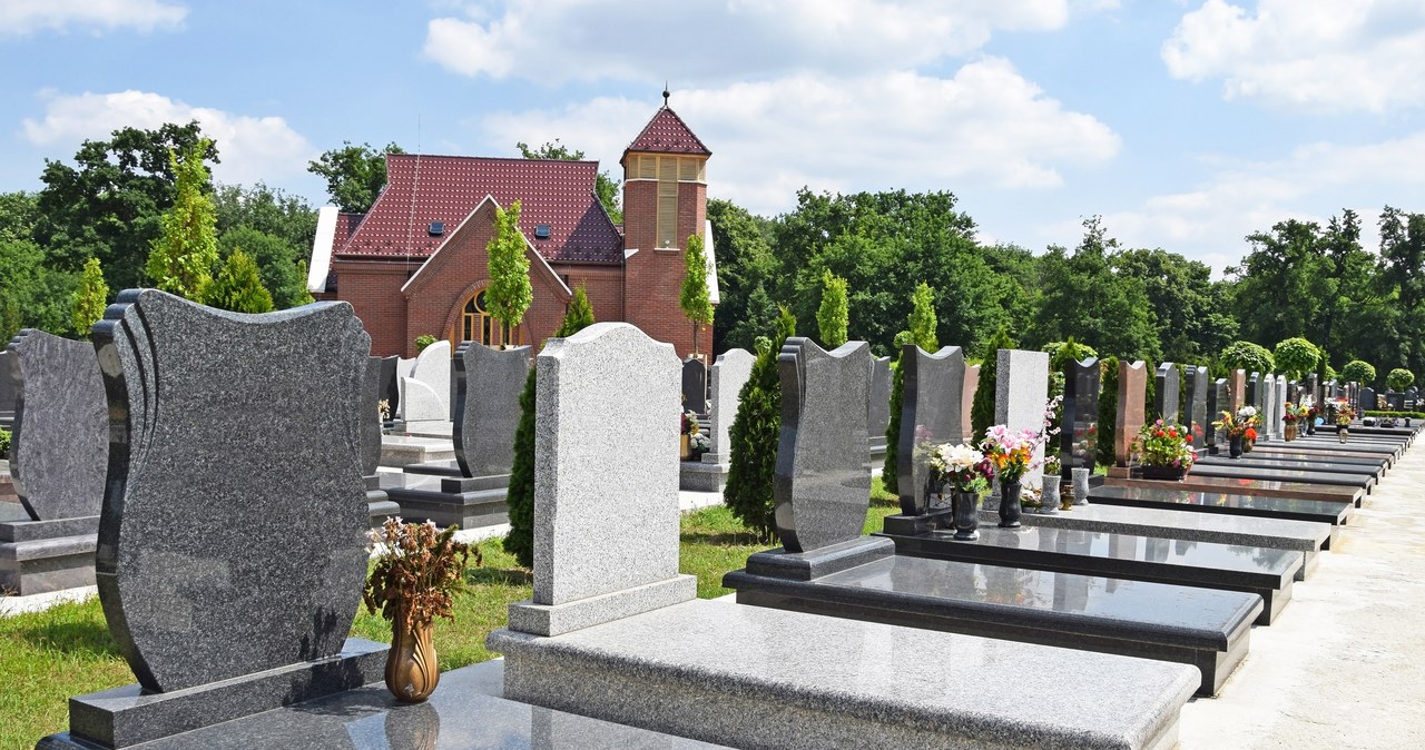 Średni koszt nagrobka granitowego zależy od wielkości pomnika oraz rodzaju i koloru kamienia. /123RF/PICSEL