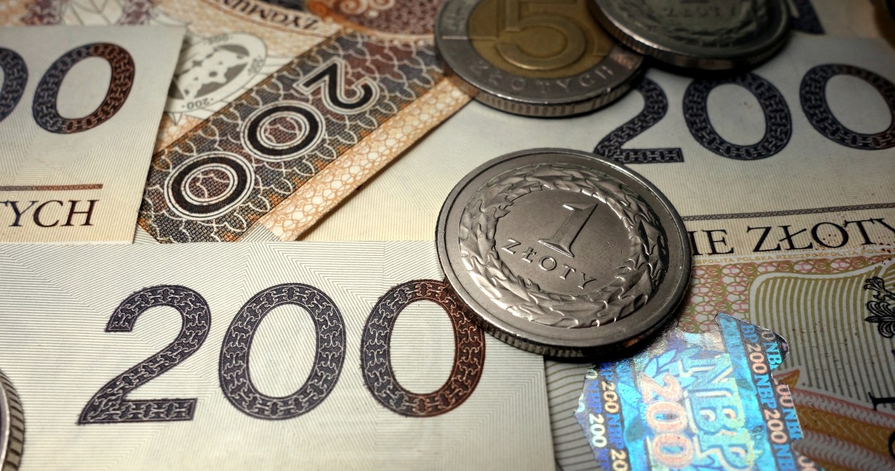 ​Średni przelew na konto emeryta to 982 zł. ZUS już przesyła pieniądze /123RF/PICSEL