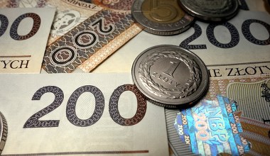 ​Średni przelew na konto emeryta to 982 zł. ZUS już przesyła pieniądze