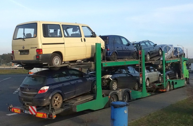 Średni wiek sprowadzanych do Polski samochodów wciąż rośnie. Padł kolejny rekord /Wojciech Laski /Agencja SE/East News