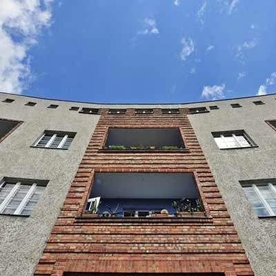 Średnia cena metra kwadratowego mieszkania w Warszawie spadła o 0,3 proc. do 8875 zł /AFP