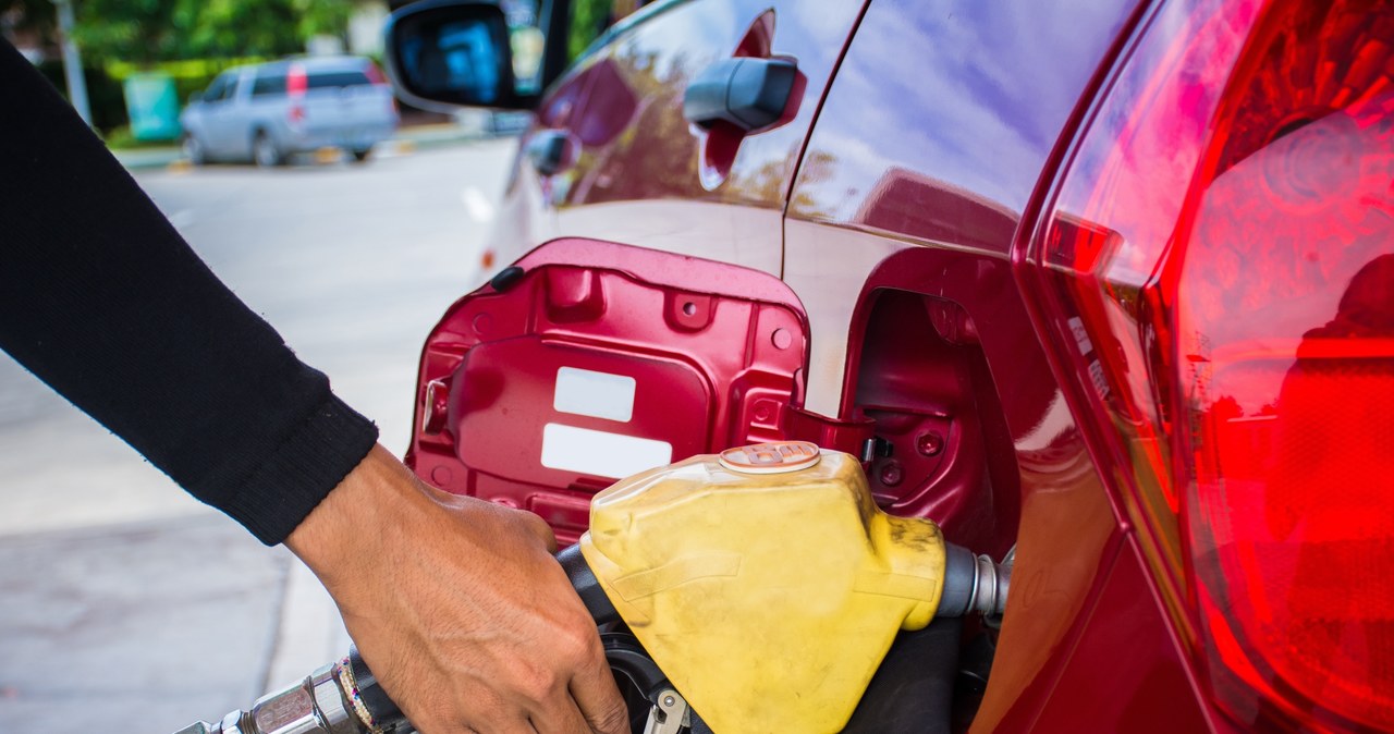 Średnia dzienna cena za litr benzyny wyniosła 1,712 euro (zdj. ilustracyjne) /123RF/PICSEL