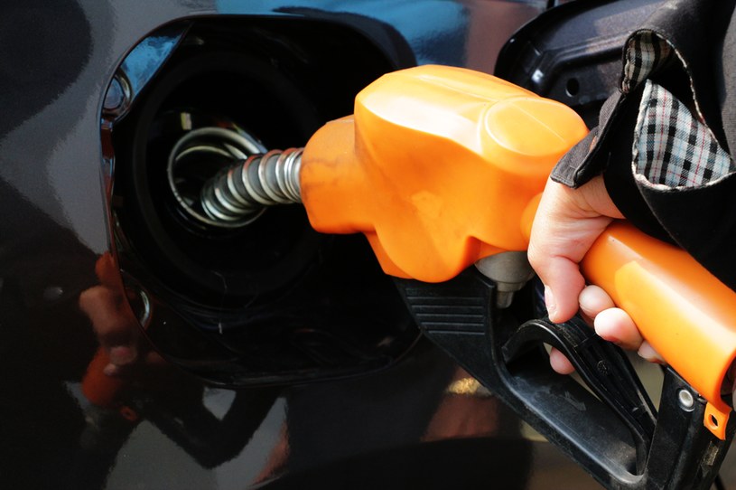 Średnia ogólnopolska cena benzyny 98 już w dobiegającym końca tygodniu przekroczyła psychologiczną granicę 8 zł/l /123RF/PICSEL