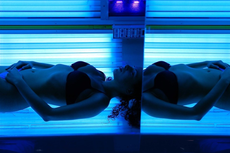 Średnia wieku Polek korzystających z solarium to 17 lat /Jacek Turczyk /PAP