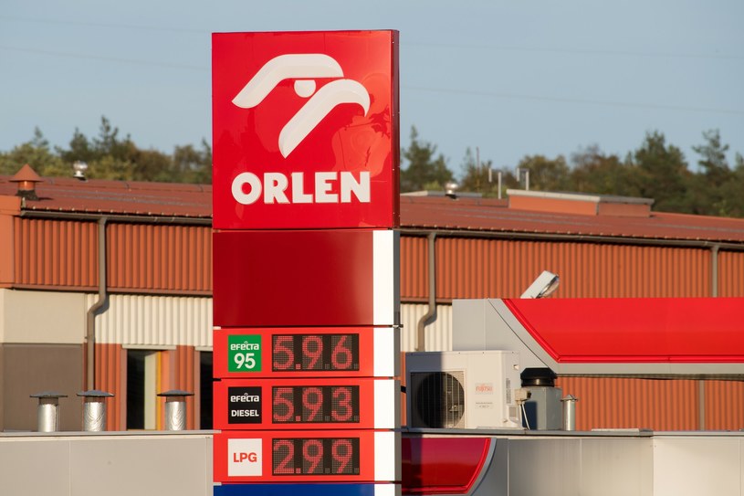Średnie ceny benzyny na stacjach w Polsce w październiku oscylowały w okolicach 6 zł za litr. Ile stracił na tym Orlen? /Wojciech Strozyk/REPORTER /Reporter