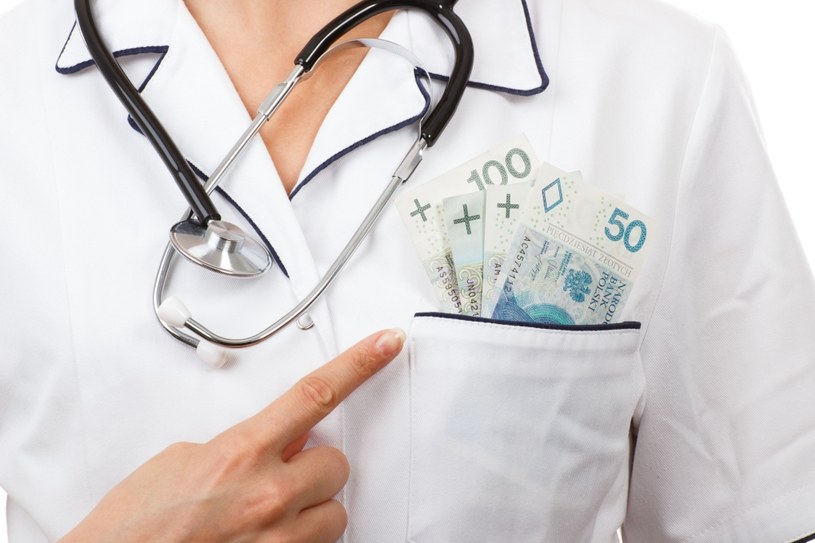 Średnie zarobki lekarzy w sektorze publicznym wyniosły 7150,28 zł /123RF/PICSEL
