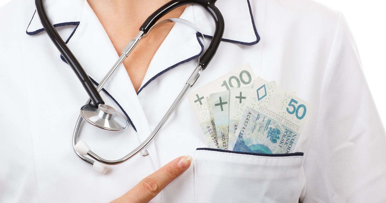 Średnie zarobki lekarzy w sektorze publicznym wyniosły 7150,28 zł /123RF/PICSEL