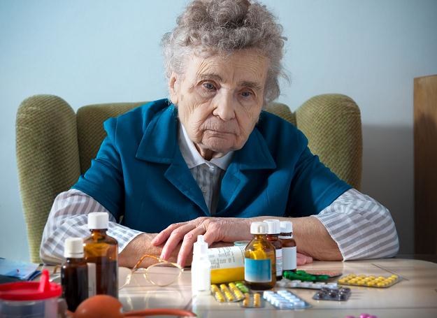 Średnio seniorzy zażywają 5 leków dziennie, a większości z nich przepisywane są te najdroższe /&copy;123RF/PICSEL