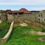 Średniowieczna warownia nad jeziorem. Gościła koronowane głowy