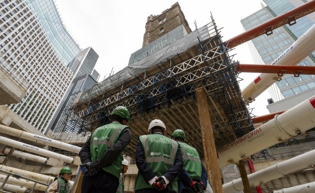 Średniowieczna wieża kościoła zawisła 14 metrów nad ziemią