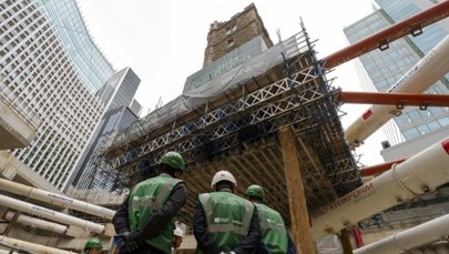 Średniowieczna wieża kościoła zawisła 14 metrów nad ziemią