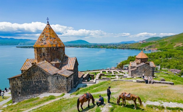 Średniowieczne klasztory w przepięknym krajobrazie. Ten kraj czasowo znosi wizy