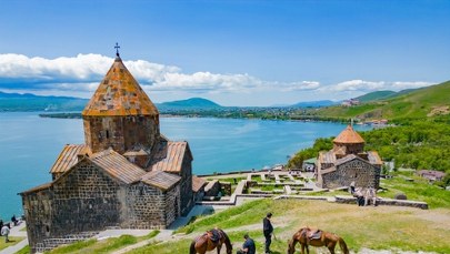 Średniowieczne klasztory w przepięknym krajobrazie. Ten kraj czasowo znosi wizy