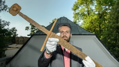 Średniowieczne znalezisko na torfowisku. Miecz do walki oburącz z XIV wieku