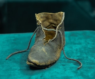 Średniowieczny dziecięcy bucik zabytkiem miesiąca w Muzeum Podlaskim