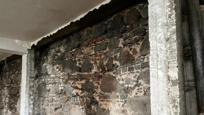 Średniowieczny mur odkryty na Zamku Książąt Pomorskich