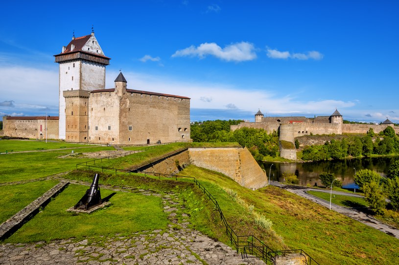 Średniowieczny zamek w Narwie (Estonia). W tle, za rzeką Narwą, twierdza w Iwangorodzie (Rosja) /123RF/PICSEL