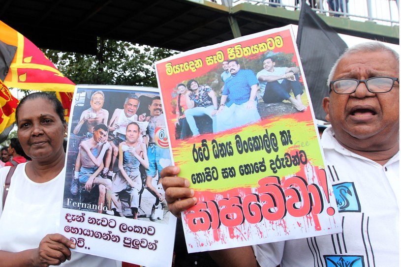 Sri Lanka stoi w obliczu poważnego kryzysu gospodarczego. Aktywiści podczas demonstracji w Kolombo, 30 czerwca 2022 r. /AFP