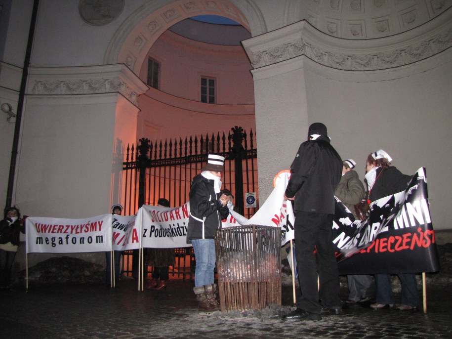 Środa była kolejnym dniem pikiety przed budynkiem resortu zdrowia &nbsp; /Fot. Daniel Pczkowski /RMF FM