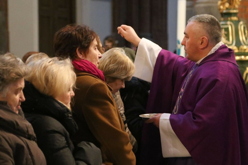 Środa Popielcowa to święto nakazane? Trzeba iść do kościoła?