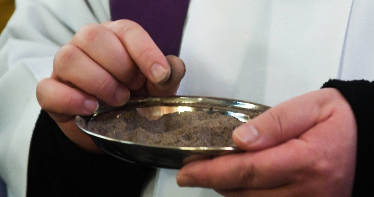 Środa Popielcowa w pandemii. Specjalne wytyczne dotyczące posypywania głów popiołem