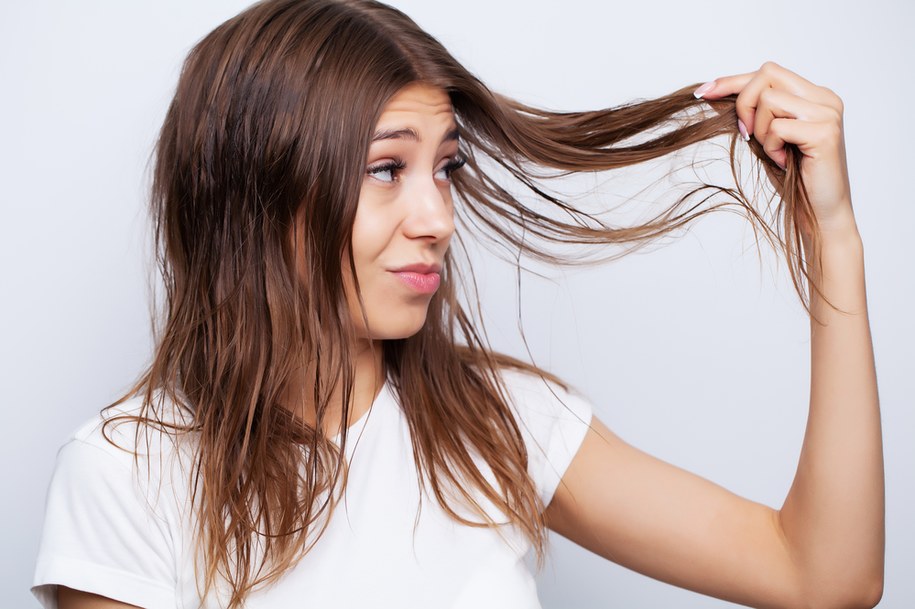Środki chemiczne do prostowania włosów mogą zwiększać ryzyko raka macicy /Shutterstock