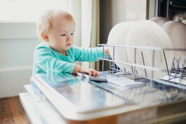 ¡Los productos de limpieza son peligrosos para los niños!  Puede ocurrir envenenamiento
