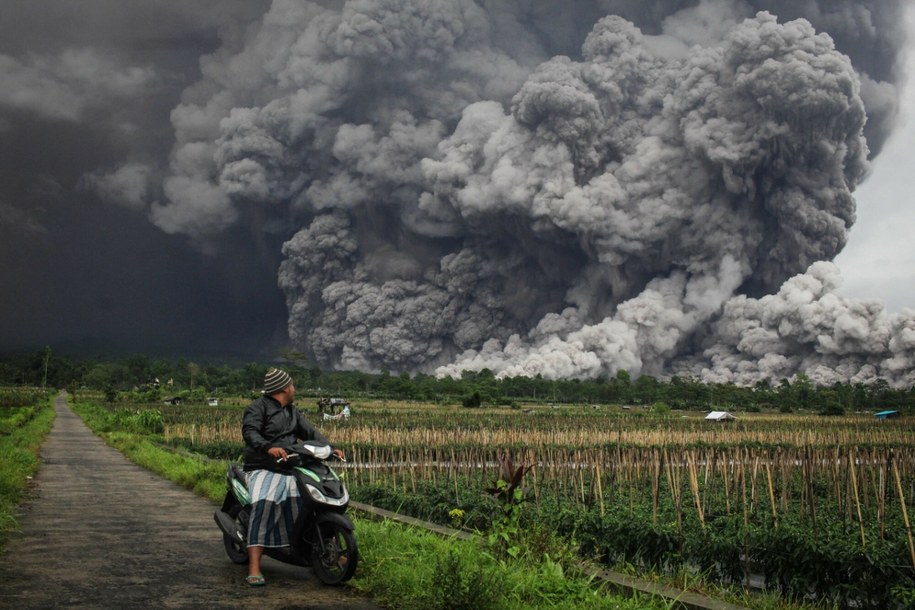Środowa erupcja wulkanu Semeru na indonezyjskiej wyspie Jawa /AGUS HARIANTO/AFP /East News