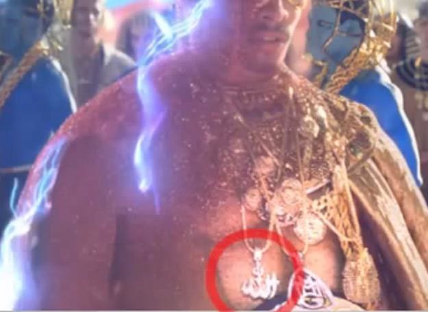 Środowiska muzułmańskie oburzyły się wykorzystaniem wisiorka z arabskim symbolem oznaczającym Allaha /