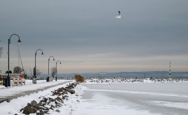 Sroga zima na Węgrzech. Balaton zamarzł po raz pierwszy od lat