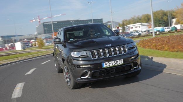 SRT8 wyróżnia się m.in. zderzakiem z dodatkowymi wlotami do chłodzenia hamulców oraz ogromnymi wylotami powietrza na masce. /Motor