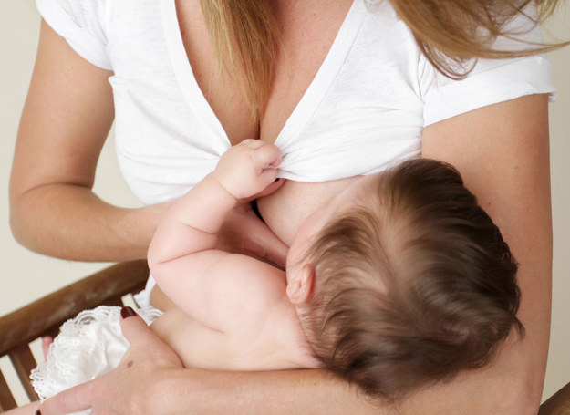 Ssanie brodawek przez maleństwo sprawia ból zwykle wtedy, gdy niemowlę jest nieprawidłowo przystawiane do piersi. /123RF/PICSEL