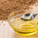Ssanie oleju z siemienia daje szereg korzyści. Zyska jama ustna, znikną stany zapalne 
