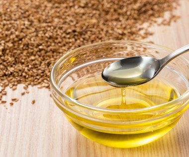 Ssanie oleju z siemienia daje szereg korzyści. Zyska jama ustna, znikną stany zapalne 