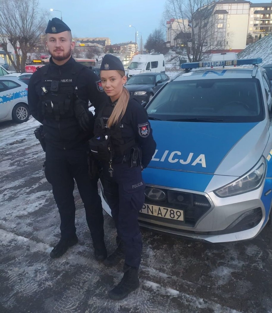 St. post. Patrycja Krzyszczak i post. Bartosz Rakowski z komisariatu przy ul. Platynowej w Gdańsku /KMP Gdańsk /