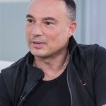 Stachursky już tak nie wygląda. Muzyk schudł 20 kg i zapuścił włosy. Fani go nie poznali