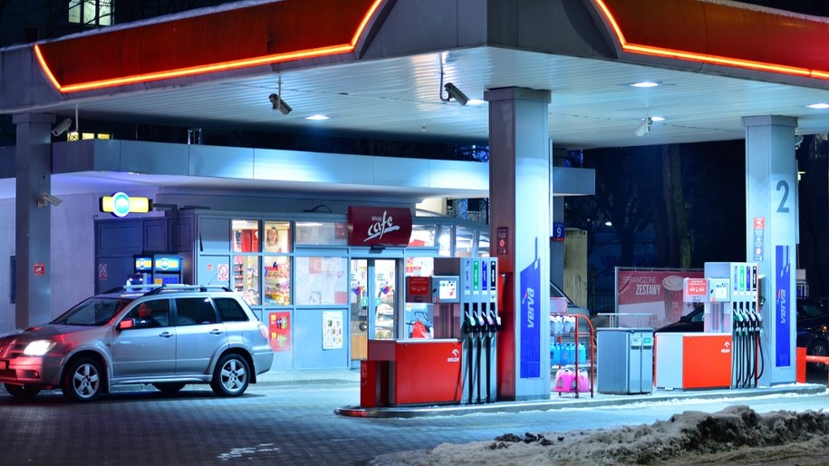 "Turystyka paliwowa". Niemcy coraz częściej tankują na polskich stacjach