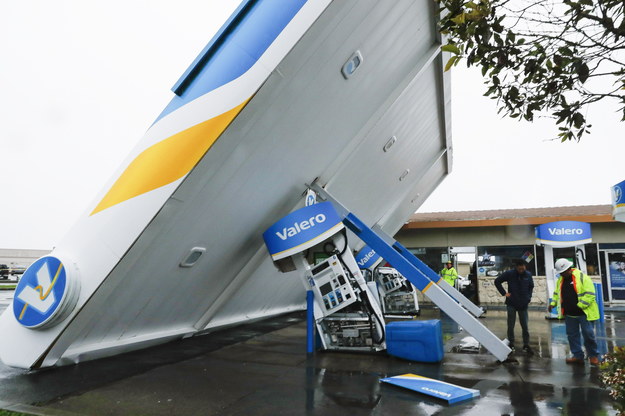 Stacja benzynowa zniszczona przez silny wiatr w Kalifornii /JOHN G. MABANGLO /PAP/EPA
