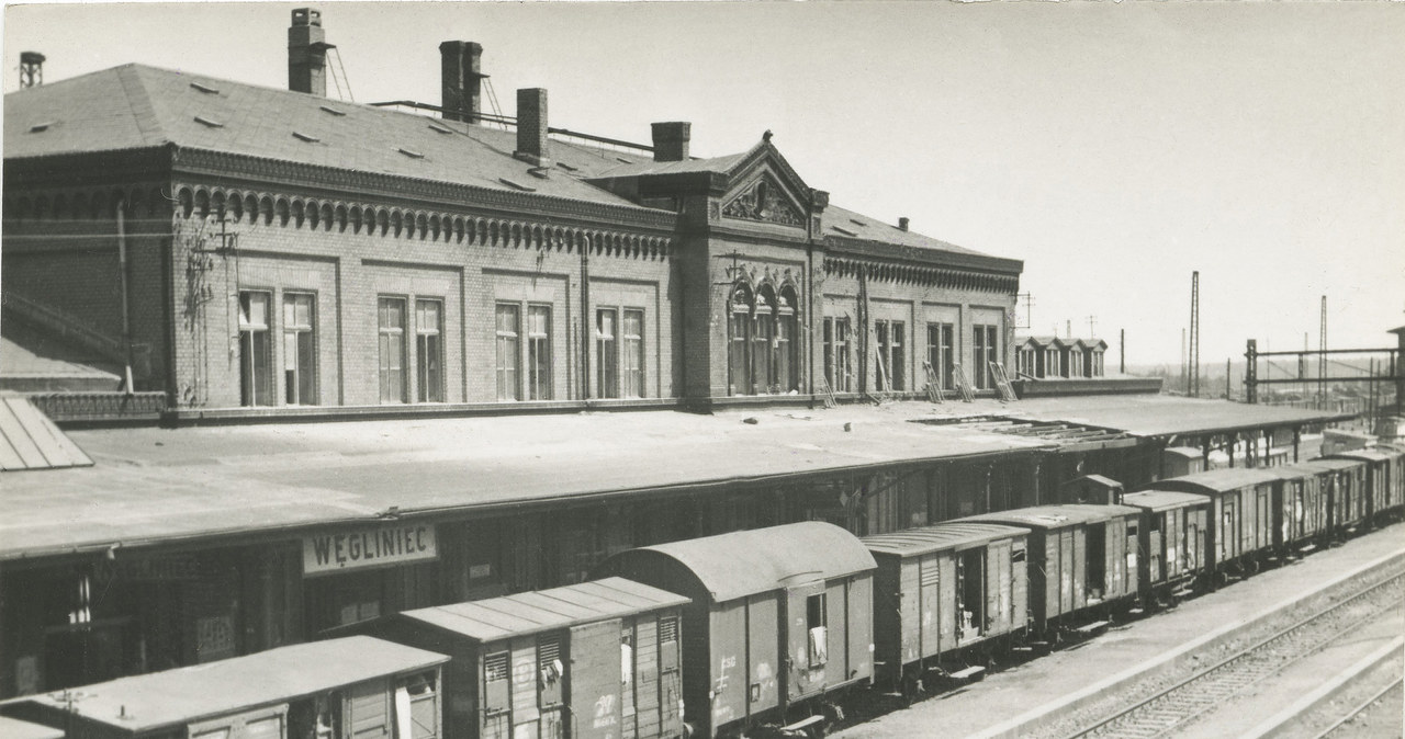 Stacja graniczna Węgliniec, 1945. Wagony towarowe z Niemcami wysiedlanymi z Dolnego Sląska. Reprodukcja FoKa/ /Agencja FORUM