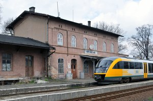 Stacja Krzewina Zgorzelecka. Stamtąd pociągiem tylko do Niemiec