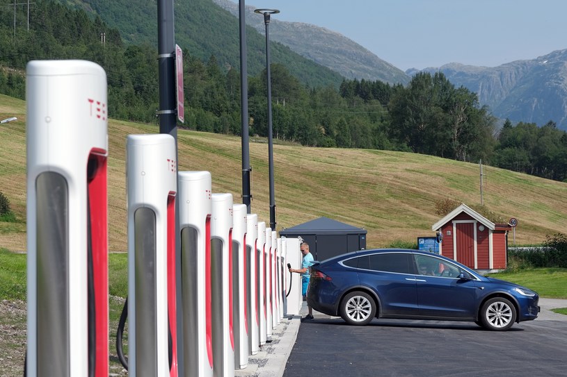 Stacja ładowania Tesli w Norwegii. W styczniu w tym kraju nie sprzedano ani jednego samochodu amerykańskiej marki /Getty Images